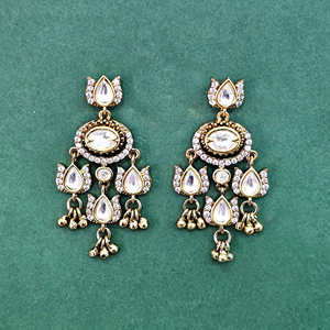 Boucles d'oreilles pendantes Kundan Classic Fashion avec placage Mehndi disponibles à un prix raisonnable - Product Image 1