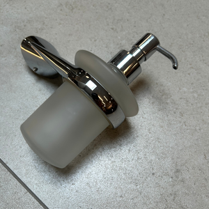 Dispensador Hecho de Vidrio Esmerilado y Metal Cromado Pulido que Combina un Diseño Elegante y una Funcionalidad Duradera - Product Image 3