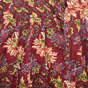 เดรสผ้าฝ้ายสีแดงทรงสวยสำหรับผู้หญิง ดีไซน์เป็นมิตรต่อสิ่งแวดล้อม คอวี แขนทรงกระดิ่ง แต่งลายชาติพันธุ์ เอวเข้ารูป ดีไซน์เนอร์คุร์ติ - Product Image 3