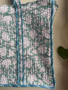 Sac fourre-tout matelassé Boho à bandoulière en coton écologique avec logo floral personnalisable impression personnalisée du week-end en semaine - Product Image 2