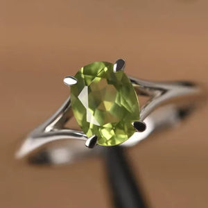 Hermoso Anillo de Plata de Ley Inspirado en la Naturaleza con Peridoto - Joyería Única Hecha a Mano para Amantes de la Naturaleza - Product Image 2