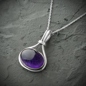 Élégant collier pendentif améthyste fait à la main en argent Sterling Boho Chic bijoux en pierres précieuses pour les femmes - Product Image 1