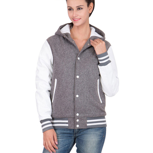Veste de style universitaire à capuche pour femmes, gris chiné et blanc, doublure matelassée, bordure côtelée rayée, streetwear urbain tendance - Product Image 4