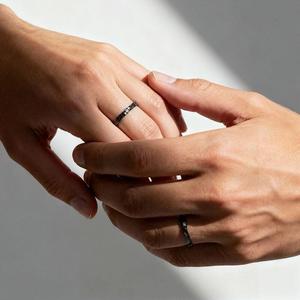 ชุดแหวนคู่เพชรดำสลักลายเกลียวดีไซน์ธรรมชาติจาก Jeulia - Product Image 4