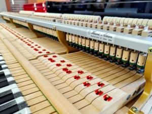 Piano à queue Kawai RX2, excellent état, livraison rapide, finition élégante d'origine, touches lisses, Japon, 88 touches - Product Image 4