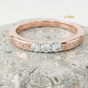 Anillo de compromiso para mujer con tres diamantes de corte redondo en oro de 14K. - Product Image 3