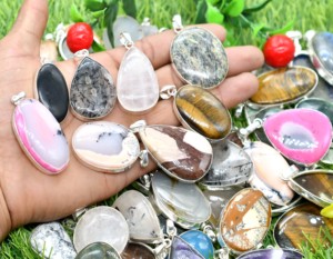 Lote de colgantes de piedras preciosas naturales de alta calidad al por mayor de Bali, collares de moda, colgantes de cristal de piedra natal mixta, cristianos de latón - Product Image 2