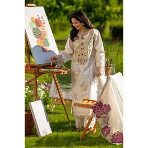 Conjunto Rang Rasiya de 3 Piezas: Camisa de Chifón con Lentejuelas Bordadas, Dupatta de Tela Khaddi con Bordado y Pantalones Bordados-BIC-4883 - Product Image 3