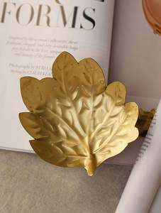 Bandeja de servicio de metal dorado de tamaño personalizado de estilo europeo con mango de hojas Bandeja de dulces para uso doméstico para servir en Ramadán - Product Image 4