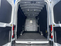 Fourgon utilitaire Ford E-Transit 350 3 portes à châssis long et toit surélevé, modèle 2022 d'occasion, conduite à gauche, sièges en cuir, caméra de recul, Euro III, toit ouvrant LED, 8 places