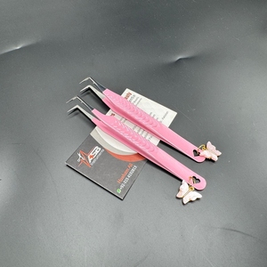 Pince à cils professionnelle rose Logo personnalisé en acier inoxydable pointu à 90 degrés avec breloque papillon - Product Image 6