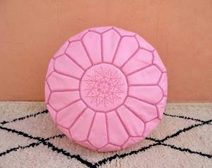Pouf en cuir rose rembourré de haute qualité avec broderie sur le dessus, pouf marocain rose, provenant du plus rapide exportateur d'Inde - Product Image 3
