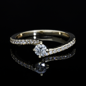 แหวนก้านบิดสีทอง14K พร้อม0.26CTW ตรงกลางเพชรกลมธรรมชาติและเพชรที่เน้นในการตั้งค่าง่ามสำหรับประกายที่สง่างาม - Product Image 2