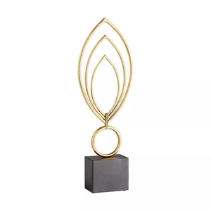 Objet de table debout décoratif pour décoration d'intérieur Sculpture décorative Accent Vaisselle de table de jardin Vaisselle de table plaquée couleur or Base noire - Product Image 2