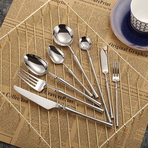 Juego completo de cubiertos metálicos de acero inoxidable con líneas elegantes, diseño duradero y materiales higiénicos de calidad alimentaria. - Product Image 2