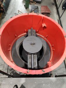 Trituradora de cono duradera de la serie HP para trituración secundaria en operaciones mineras con componentes principales, caja de engranajes de cojinete de motor - Product Image 3