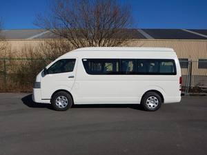Autobús HiAce Usado de Techo Alto de 13 Plazas, Años 2019-2024, con Asientos de Tela, Disponible con Volante a la Izquierda y Derecha - Product Image 2