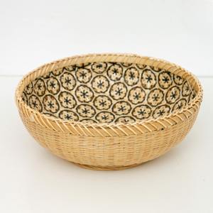 Panier de rangement tissé en bambou avec texture florale pour accessoires de cuisine - Product Image 1