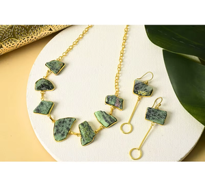 Magnifique ensemble de bijoux en pierres précieuses comprenant un collier, une bague et des boucles d'oreilles vertes, parfait pour les looks élégants des femmes, en provenance d'Inde - Product Image 2