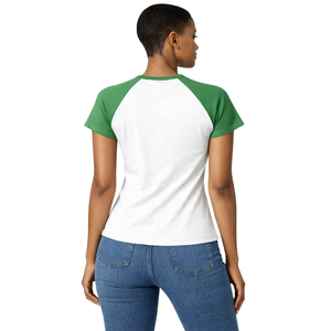 Camiseta Blanca con Mangas Raglán para Mujer, Estilo Sorority Griega, Color Rosa y Verde, Ropa Universitaria Elegante - Product Image 6