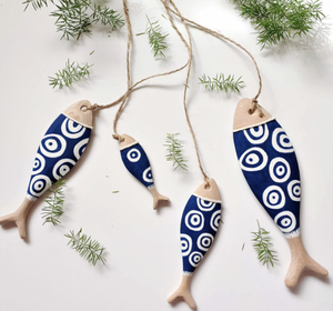 Decoración de peces de madera pintada a mano 15cm decoración colorida ecológica para el hogar hecha de madera natural - Product Image 1