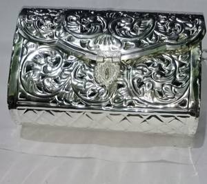 Sac à main de mariée en cuir pour femmes, fait à la main, en argent, finition antique, en laiton, avec chaîne en coton, fermeture à rabat, pour les soirées spéciales - Product Image 4