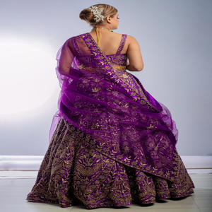 Lehenga Choli indien de créateur pour mariage avec de magnifiques broderies et un dupatta en tulle transparent |   Tenues de Mariée de Luxe pour les Cérémonies - Product Image 2