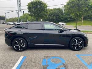 Clean Black 2024 Kia EV6 GT-Line AWD utilisé avec les sièges en cuir électriques Système de navigation Sièges chauffants Démarrage à distance Toit ouvrant - Product Image 2