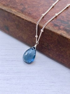 Collier cascade en topaze bleue de Londres, forme goutte d'eau, avec chaîne satellite, bijoux bleus en argent sterling 925, pierre de naissance de décembre - Product Image 1