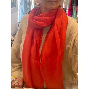 Bufanda de Lino Estilo Sandía, Larga, Elegante y con Estilo - Product Image 1