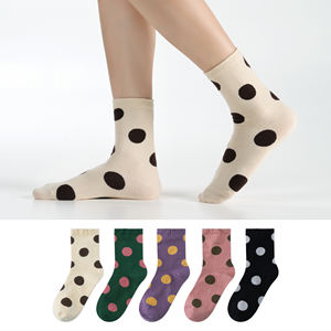 Chaussettes en coton respirantes pour femmes - Motif à pois Design de couleur unique Chaussettes décontractées coréennes pour un usage quotidien - Product Image 1