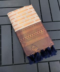 Saree en tissu velours pour femme avec dentelle florale - Product Image 3