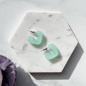 Boucles d'oreilles en résine de bois faites à la main en forme d'hexagone Luxe meilleure finition Design personnalisable Nouvelle qualité Motif de style ange - Product Image 6