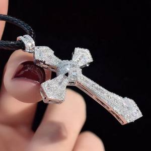 Pendentif Croix Hip Hop Classique Plaqué Or avec Diamants Certifiés IGI, Style Personnalisé, Origine Inde, Qualité VVS, Idéal pour Fêtes - Product Image 5