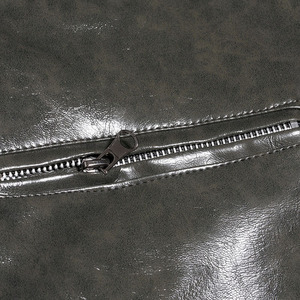 Chaqueta Varsity de Cuero PU Personalizada para Hombre, Estilo Streetwear, con Mangas de Cuero PU, Fabricantes de Ropa Personalizada - Product Image 4