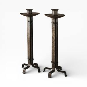 Paire de bougeoirs rustiques en fer torsadé avec pieds décoratifs pour intérieurs d'inspiration vintage, uniques - Product Image 4