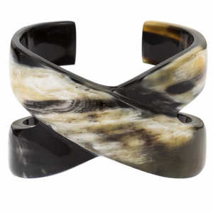 Bracelet manchette sculptural torsadé en corne de buffle naturelle, poli, fait main, écologique, au design audacieux croisé et ouvert - Product Image 4