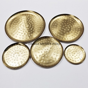 Plateau de service vert ovale élégant avec design à carreaux classique et garniture dorée, parfait pour exposer des collations et améliorer la décoration - Product Image 2