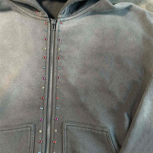 เสื้อมีฮู้ดผ้าฝ้ายผสมไรน์สโตนสำหรับผู้ชายทรงบ็อกซี่มีซิปสีจางลงแดด - Product Image 2
