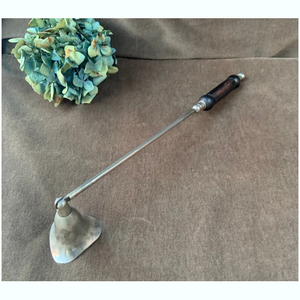 El apagador de velas en forma de cono con mango de acento floral es un complemento de mesa ideal para su colección de accesorios de velas en 2025 - Product Image 6