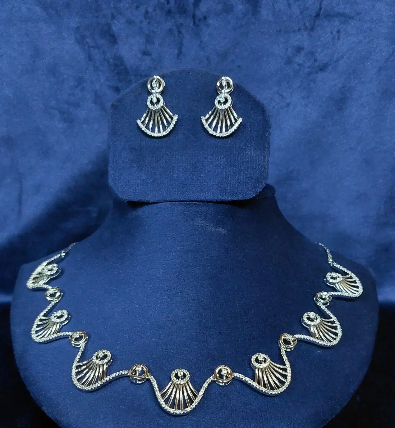 Mais recente conjunto de colares americanos de diamantes leves de designer exclusivo com o par de brincos coleção feminina e meninas 2024