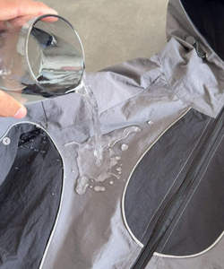 Survêtement en polyester pour hommes Tissu respirant Séchage rapide Confortable Coupe OEM ODM Direct usine Vente en gros Vêtements de sport personnalisés - Product Image 3