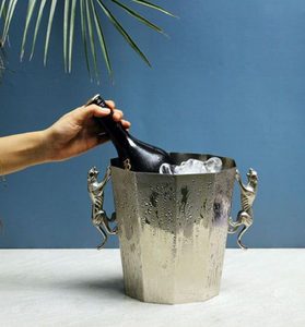 Seau à glace en métal de forme libre, biologique, avec une pelle à glace assortie. Disponible dans notre magasin pour une ambiance contemporaine. - Product Image 4