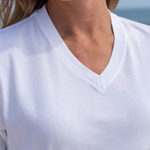 T-shirt blanc court à col en V pour femme, 100 % coton biologique de luxe, pré-rétréci, certifié GOTS, doux, respirant, coupe décontractée - Product Image 4