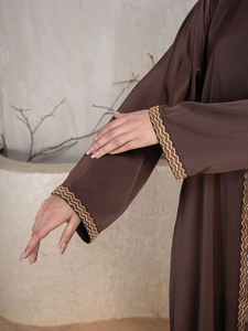 Nouveau Vente en Gros Abaya Islamique Vêtements Femmes OEM ODM Personnaliser Couleur Marron 100% Tissu Polyester Brodé à Manches Longues Abaya - Product Image 4