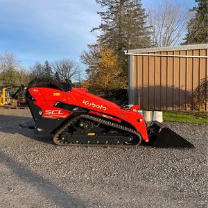 Chargeuse compacte Kubota SVL 1000 conçue pour les tâches de construction difficiles et agricoles avec une puissance hydraulique durable - Product Image 2