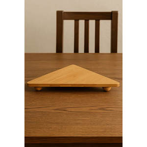 Bandeja de Servir Triangular con Patas de Bola de Bambú Ecológica, 18x34, Apta para Microondas - Product Image 2