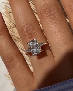 Bague de fiançailles à trois pierres en CZ taille coussin 10x8 mm, plaquée or jaune, argent 925, bijoux de mariage fins pour femmes, vente en gros - Product Image 5