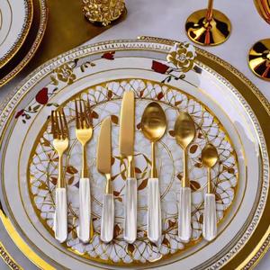 ชุดช้อนส้อมสแตนเลสชุบทองพร้อมที่จับเรซินเป็นที่นิยมสำหรับบ้านและโรงแรมโต๊ะสำหรับงานแต่งงาน - Product Image 1