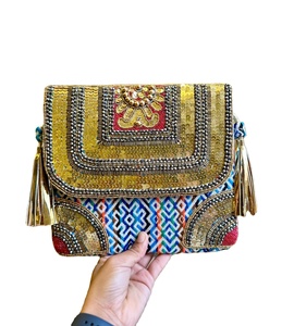 Boho Banjara Fringe Bolso de Noche Hecho a Mano Bohemio Yute Arpillera Bordado Reciclado Monedas Artesanía de Lujo a Precio - Product Image 1